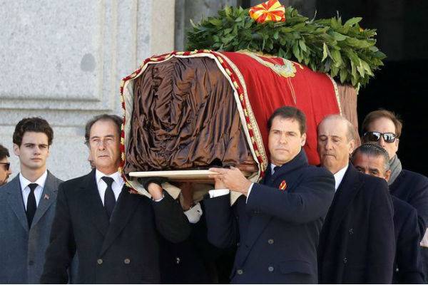 Франсиско Франко - Вынесли из мавзолея: испанского диктатора Франко захоронят рядом с женой - trud.ru - Испания