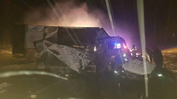 Kia Cerato - В Тюменской области в аварии с грузовиком погибло два человека - znak.com - Ханты-Мансийск - Тюмень