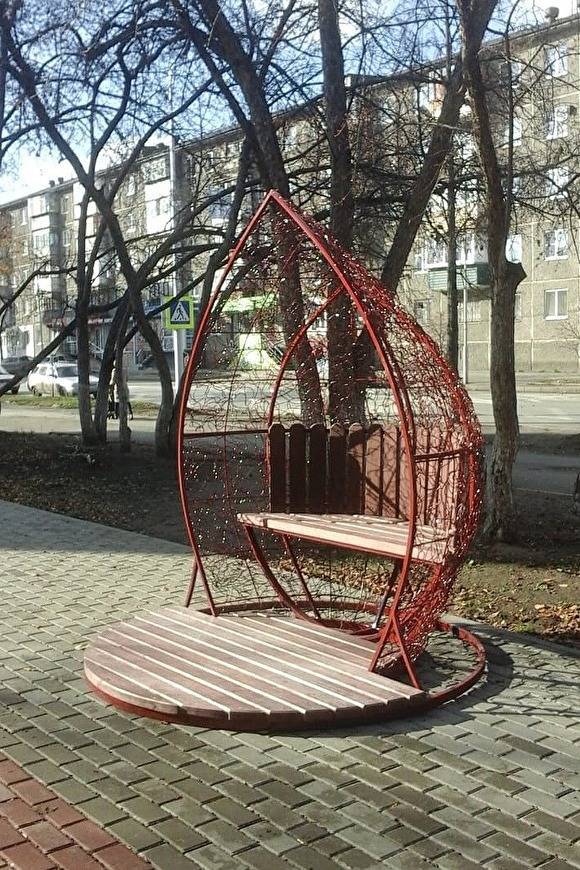 Андрей Потапов - В Кургане появились еще две необычные дизайнерские скамейки - znak.com