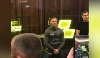 Конор Макгрегора - Видео: в Макгрегора бросили бутылку на тренировке в московском отеле - ren.tv - Москва - Ирландия