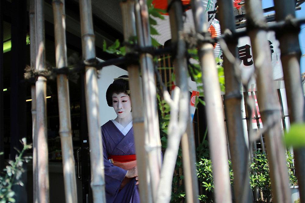 Жители одного из районов Киото запретили туристам фотографировать их дома и гейш - rtvi.com - Киото