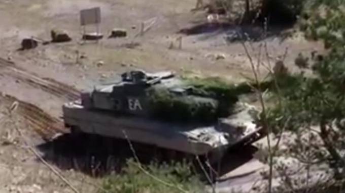 Видео: Немецкий танк Leopard 2 опозорился на учениях в Швеции - piter.tv - Швеция