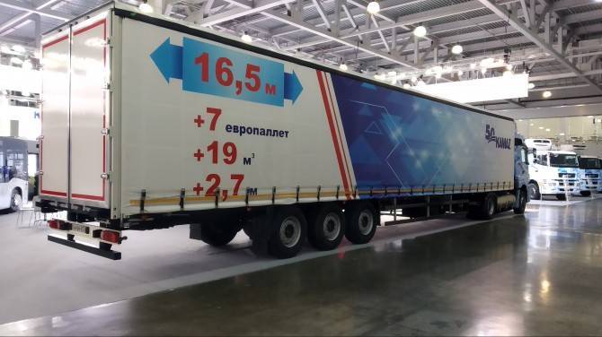 «НЕФАЗ» запустил в производство удлиненный шторный полуприцеп - autostat.ru - Камаз