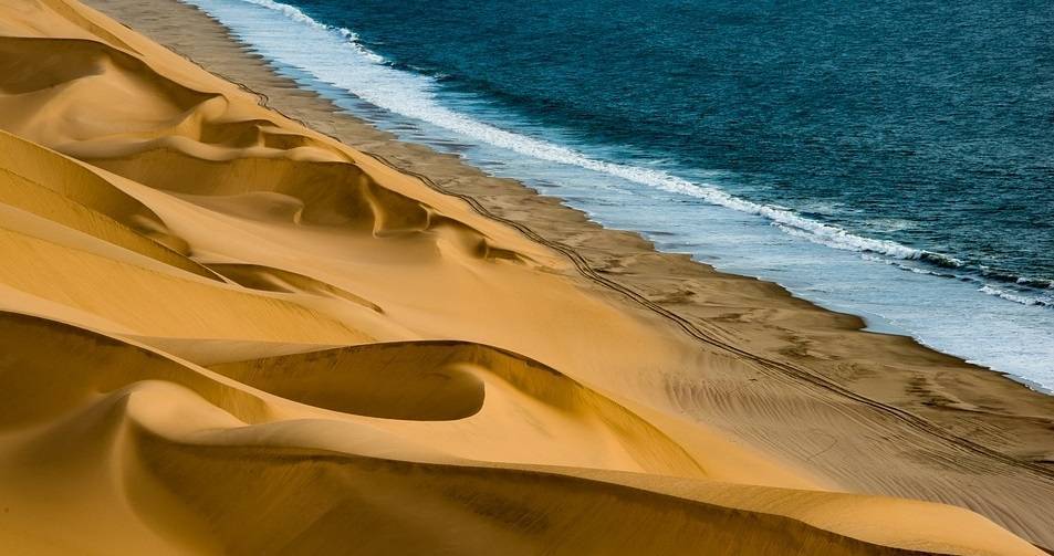 Ученые рассказали, как удар молнии может превратить песок в стекло - politros.com