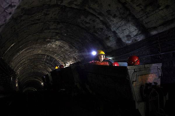 Два человека погибли при обрушении кровли на шахте в Китае - trud.ru - Китай - район Гуанси-Чжуанский
