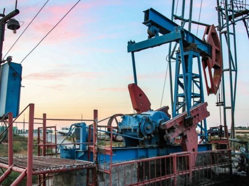 Цены на нефть снижаются из-за сигналов роста запасов в Кушинге - news.ru - США - Лондон - Нью-Йорк