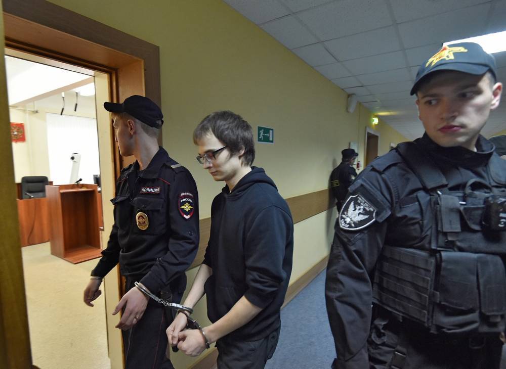 Азат Мифтахов - Студенток журфака МГУ, собиравших поручительства в поддержку арестованного аспиранта Азата Мифтахова, вызвали на комиссию по отчислению - theins.ru
