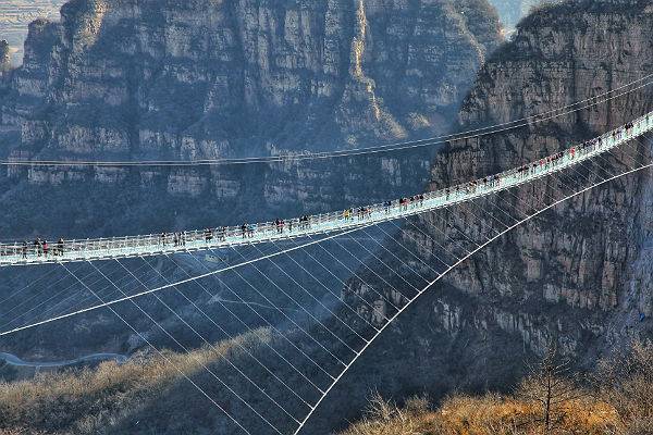 В Китае закрыли популярные стеклянные мосты - trud.ru - Китай - провинция Хэбэй
