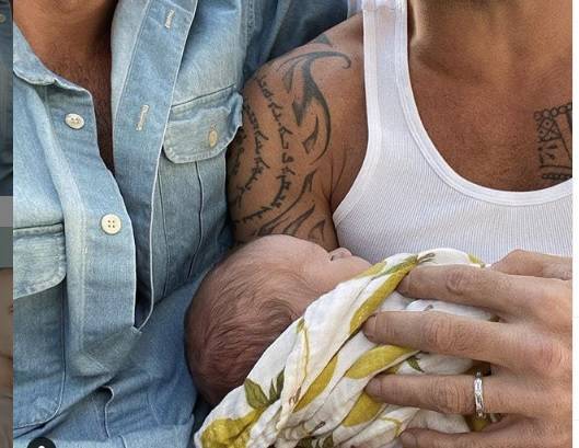 Рика Мартин - Рики Мартин впервые показал фото новорожденного сына - ren.tv