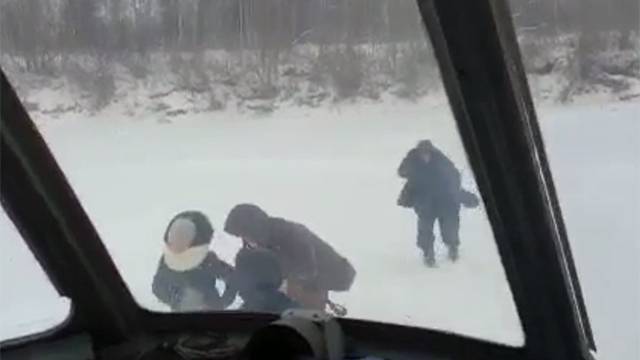 Видео: экипаж Ми-8 спас заблудившихся в якутской тайге путников - ren.tv - Среднеколымск - с. Березовка