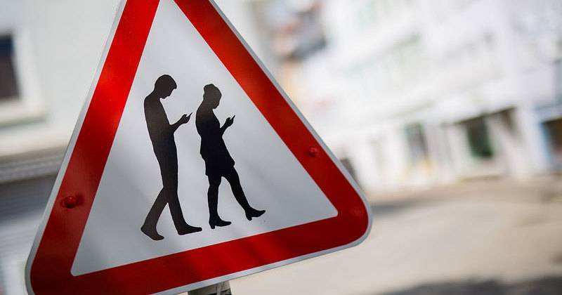 «Осторожно, люди со смартфонами»: новый дорожный знак - popmech.ru - Москва