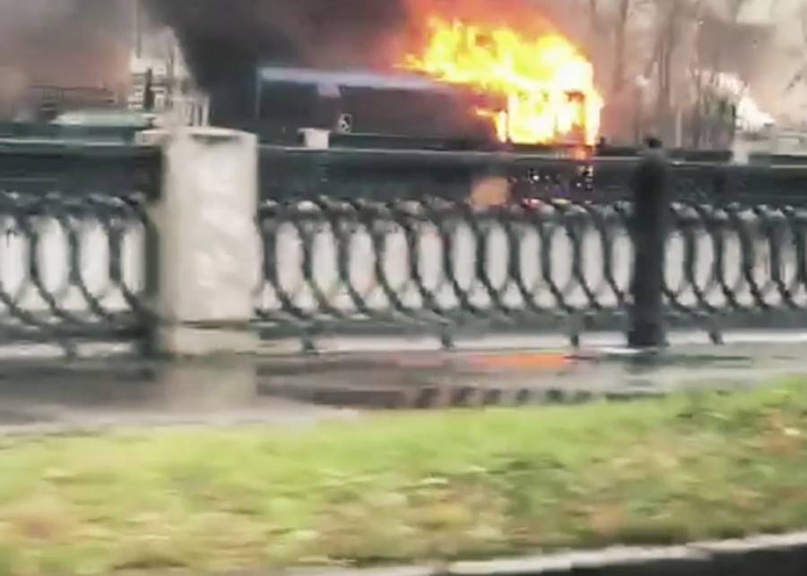 Загоревшийся в Лефортове автобус принадлежал частному перевозчику - m24.ru - Москва - район Лефортово