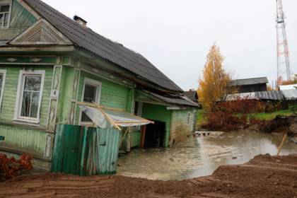 В российском городе фонтанирующая скважина засосала дом - lenta.ru - Вологодская обл. - Белозерск