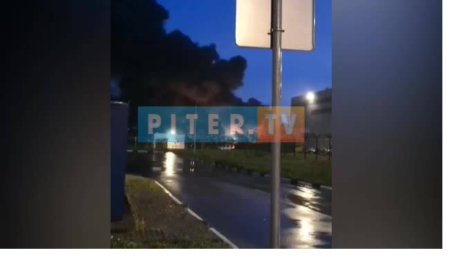 На Софийской улице крупный пожар: обрушилась кровля склада - piter.tv