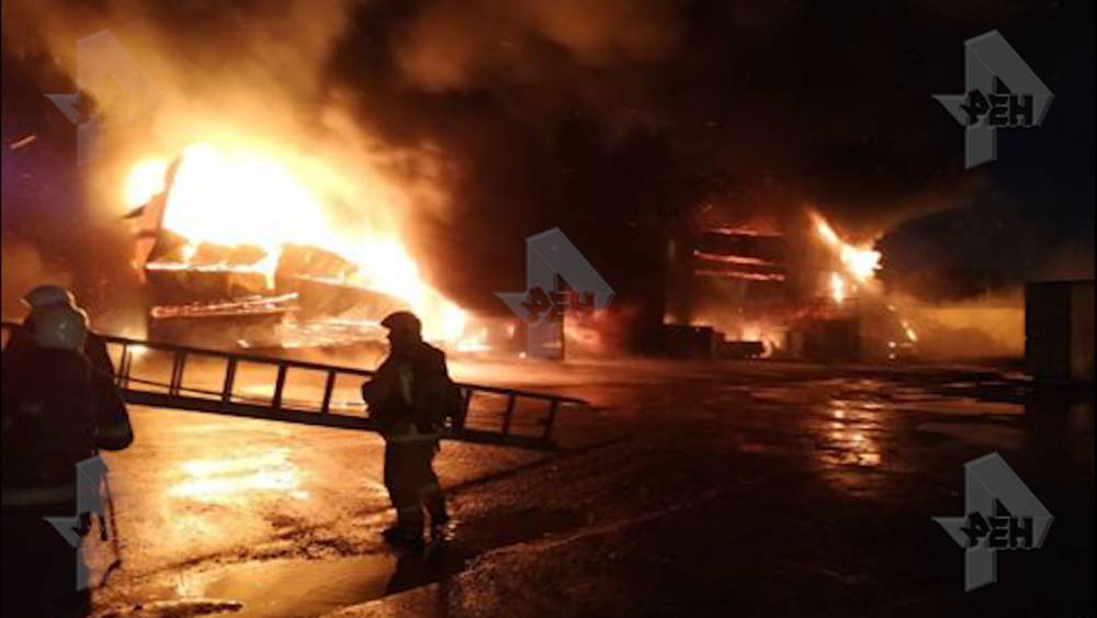 Фото крупного пожара на складском комплексе в Петербурге - ren.tv - Санкт-Петербург - район Колпинский