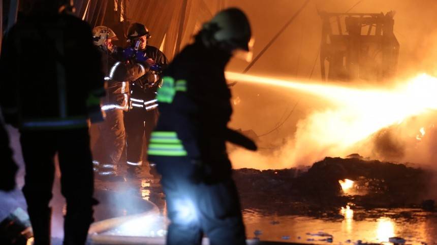 Серьезный пожар тушат на складах в Санкт-Петербурге - 5-tv.ru - район Колпинский