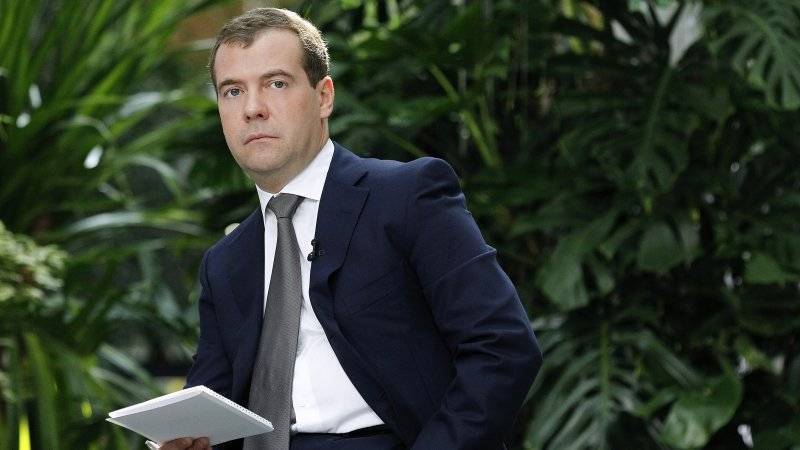 Дмитрий Медведев - Медведев поздравил с юбилеем школу, в которой учился - polit.info - Россия - Санкт-Петербург