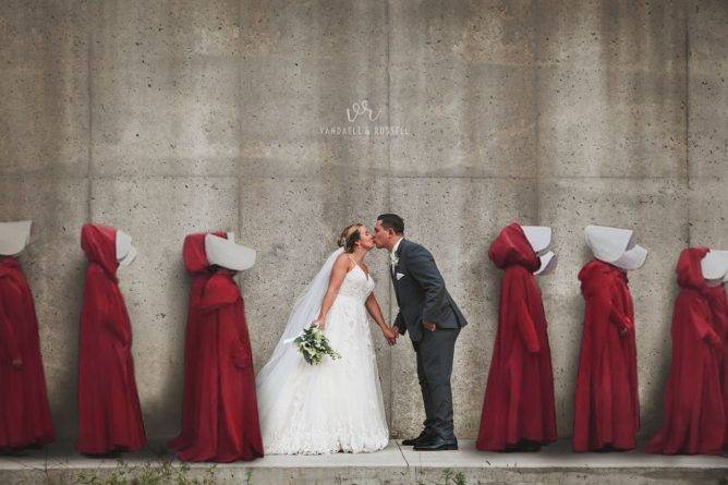 Маргарет Этвуд - «Кошмарное» свадебное фото в стиле «Рассказа служанки» попало под шквал критики в соцсетях - usa.one - Канада