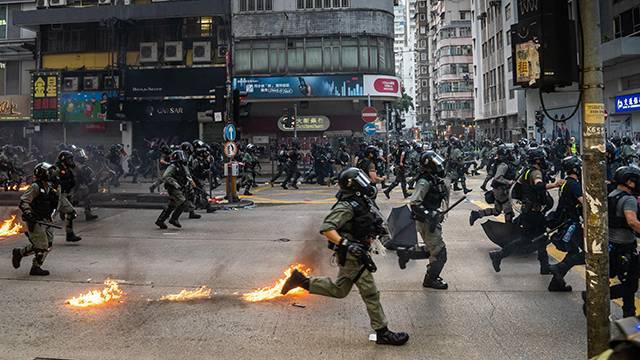 Кэрри Лам - В Гонконге против демонстрантов применили слезоточивый газ - ren.tv - Гонконг