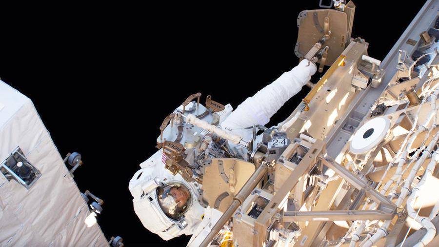 Эндрю Морган - Астронавты NASA завершили монтажные работы и вернулись на борт МКС - ren.tv - США - Япония