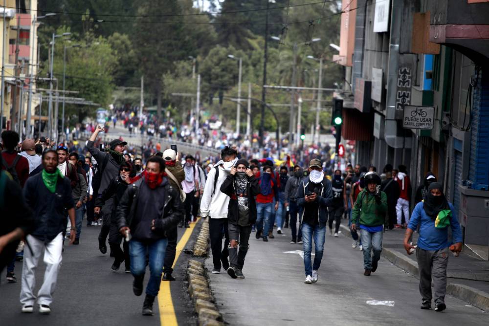 Морено Ленин - Корреспондент RT пострадал на акции протеста в столице Эквадора - ren.tv - Эквадор
