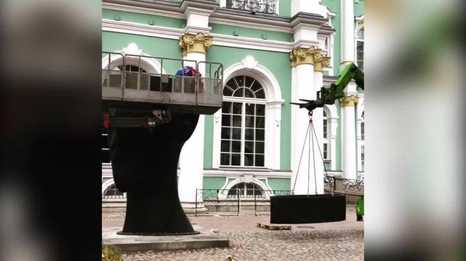 Видео: во дворе Эрмитажа возводят семиметровую "Карлоту" - piter.tv