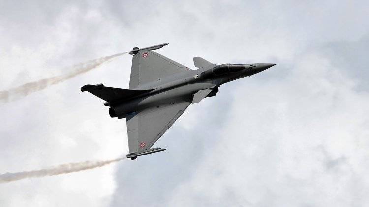 Глава Минобороны Индии прибыл во Францию, чтобы принять первый истребитель Rafale - polit.info - Франция - Индия