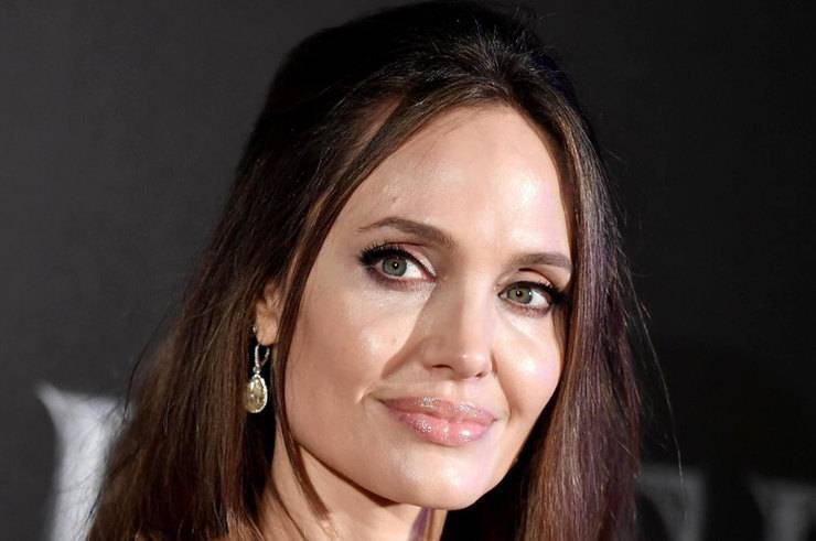 Мишель Пфайффер - Анджелина Джоли в платье с обнаженными плечами вывела в свет дочерей - 365news.biz - Италия