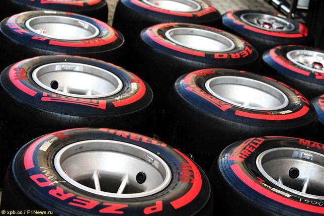 Александер Элбон - Себастьян Феттель - В Барселоне начались тесты Pirelli - f1news.ru