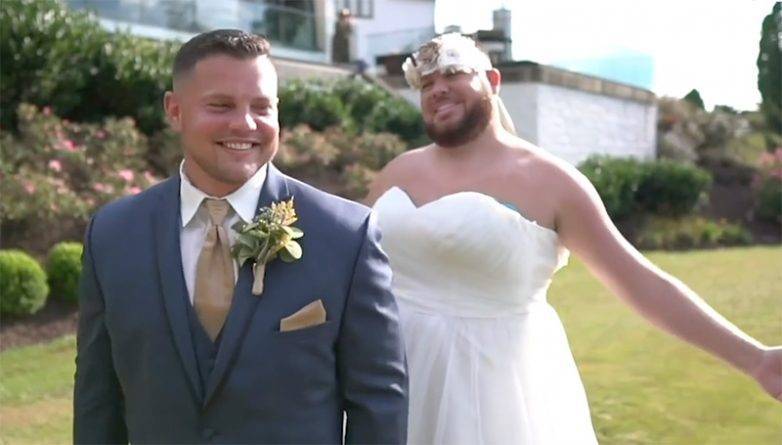 Лучший друг разыграл жениха перед свадьбой, появившись в шикарном белом платье - usa.one - штат Западная Виргиния