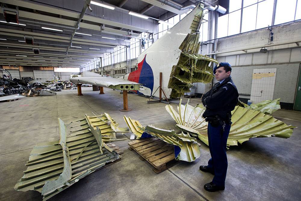 Стеф Блок - Парламент Нидерландов попросил расследовать, почему Украина не закрыла воздушное пространство до катастрофы MH17 - rtvi.com - Украина - Голландия
