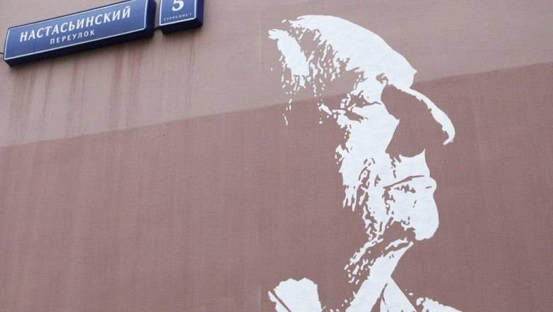 Алексей Кокорин - Марк Захаров - В Москве восстановили закрашенное граффити с профилем Марка Захарова - newizv.ru - Москва