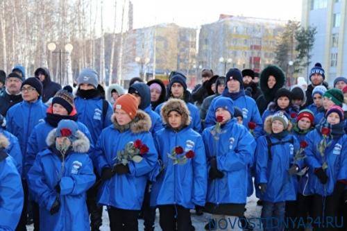 Наталья Комарова - На открытие памятника погибшим детям живых детей привели в куртках «Единой России» - novostidnya24.ru - Россия - Югра - Нефтеюганск