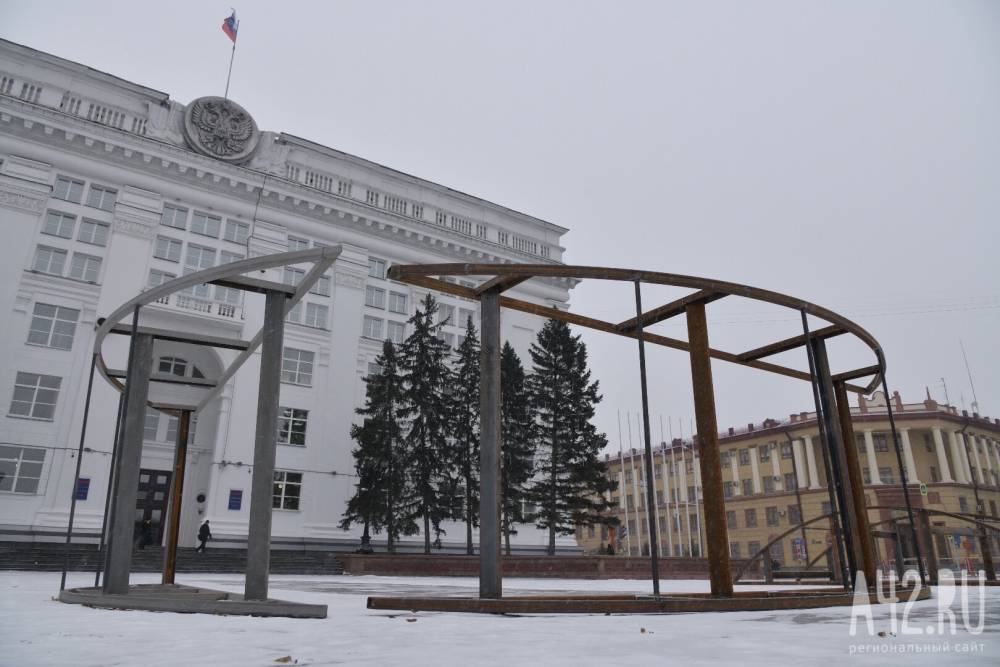 Названы сроки установки новой ели за 18 млн рублей на площади Советов в Кемерове - gazeta.a42.ru