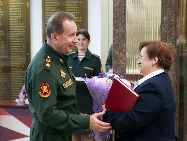 Виктор Золотов - Виктор Золотов вручил книгу «Генерал горячих точек» родственникам генерал-полковника Юрия Шаталина - vpk-news.ru - Россия