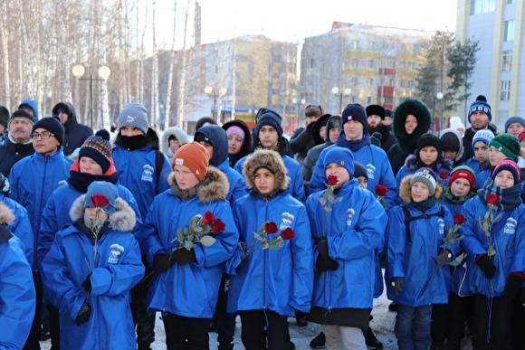 Наталья Комарова - На открытие памятника погибшим детям живых детей привели в куртках «Единой России» - znak.com - Россия - Югра - Нефтеюганск