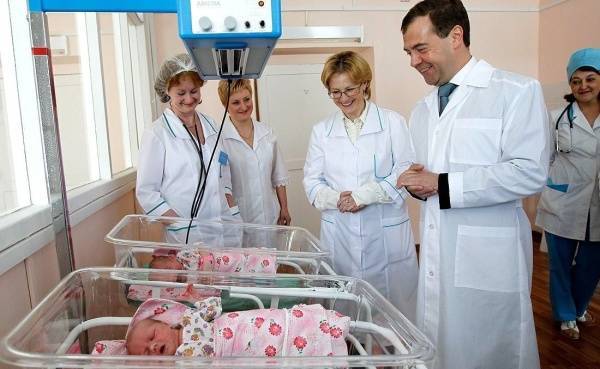 Россиянки стали рожать тем реже, чем они моложе - nakanune.ru