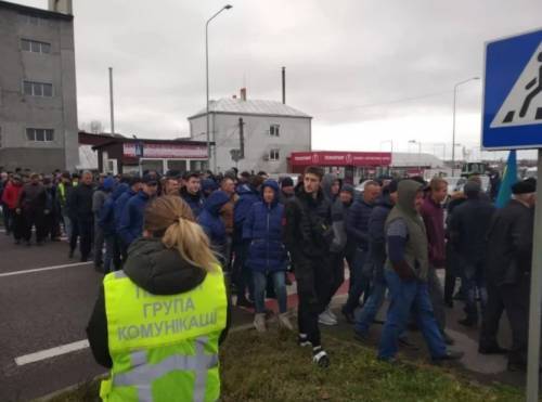 В 13 областях Украины перекрыли трассы в знак протеста против земельной реформы - novostidnya24.ru - Украина - Киев - Николаевская обл. - Одесса - Черкасская обл.