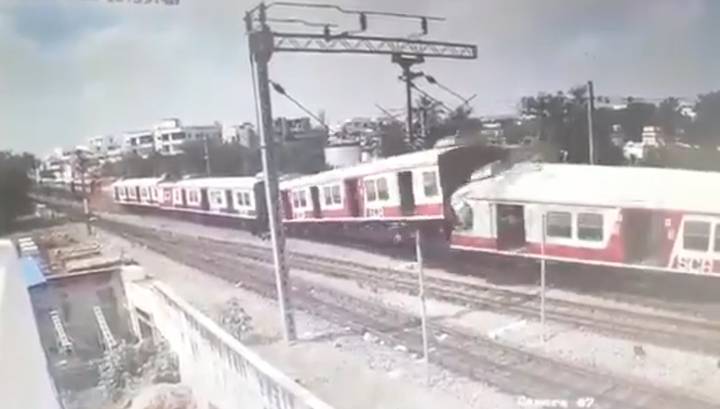 В Индии лоб в лоб столкнулись два поезда. Видео - vesti.ru - Хайдарабад