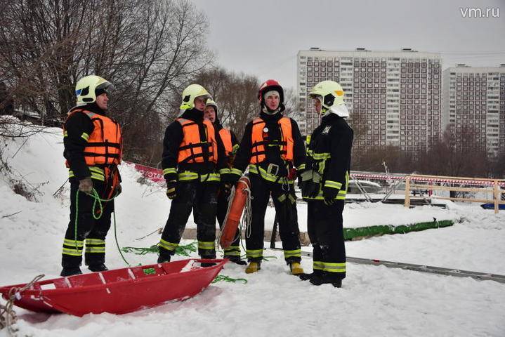 МЧС рассказало, как выжить при падении под лед - vm.ru - Россия