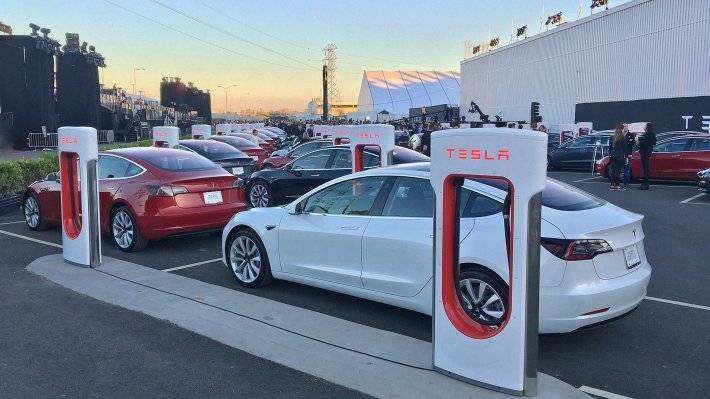 Илон Маск - Вильям Брандт - Tesla построит первый завод в Европе рядом с Берлином - polit.info - Берлин - земля Бранденбург