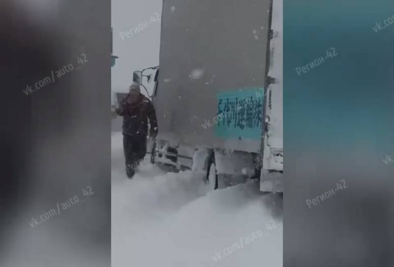 «Фурам не проехать»: снег заблокировал дороги в Таштагольском районе - gazeta.a42.ru - район Таштагольский