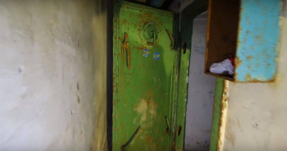 Блогеры нашли вход в заброшенное бомбоубежище в обычном сарае в Глазове - gorodglazov.com