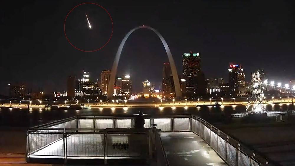 Редкое зрелище: полет крупного метеорита попал на видео - tvc.ru - USA - штат Миссури - Сент-Луис