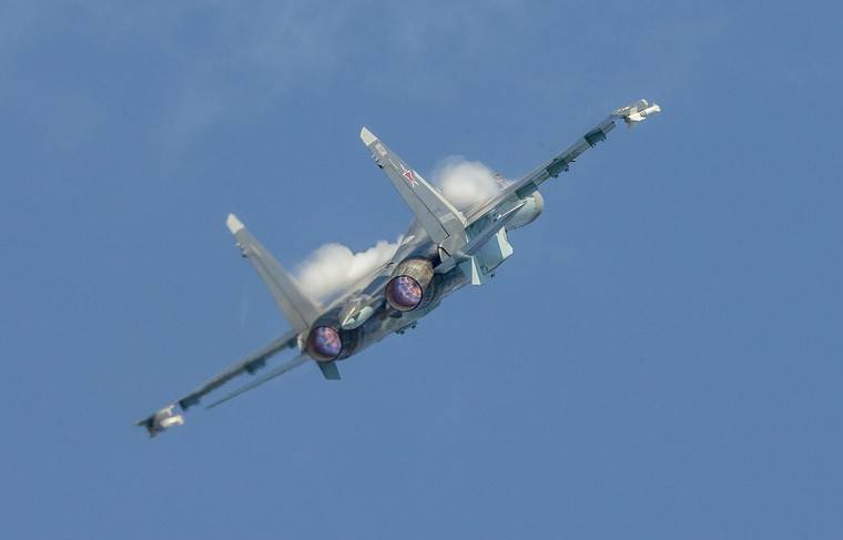 Су-35 опасно пикировал над жилыми домами Владивостока - news.ru