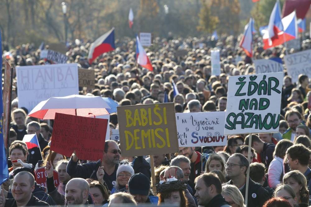 Би Би Си - В Праге около 250 тысяч человек вышли на акцию против премьера Чехии - theins.ru - Чехия