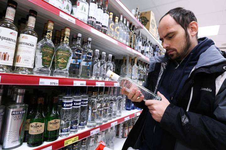 Николай Говорин - Специалист оценил предложение сократить время продажи спиртного в России - vm.ru - Россия