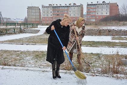 Россияне раскритиковали депутата в шубе с метлой за внешний вид - lenta.ru - Курганская обл. - Шадринск