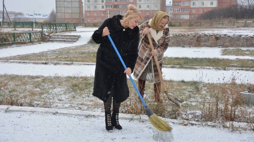 Вадим Шумков - Курганский депутат вышла на субботник в шубе, ажурных колготках и на каблуках - 5-tv.ru - Курганская обл. - Шадринск