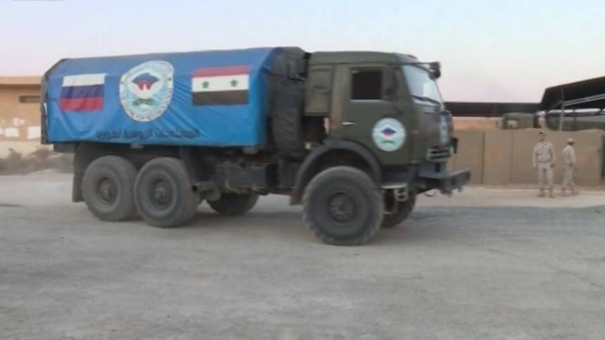 Денис Кулага - Российские военные превратили авиабазу США в Сирии в центр хранения гумпомощи - 5-tv.ru - США - Сирия